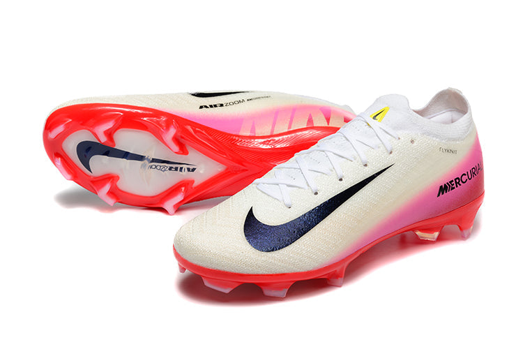 Crampons Mercurial Vapor 16 Elite XXV de Le 12 -ème Maillot, vue en gros plan avec crampons en acier.