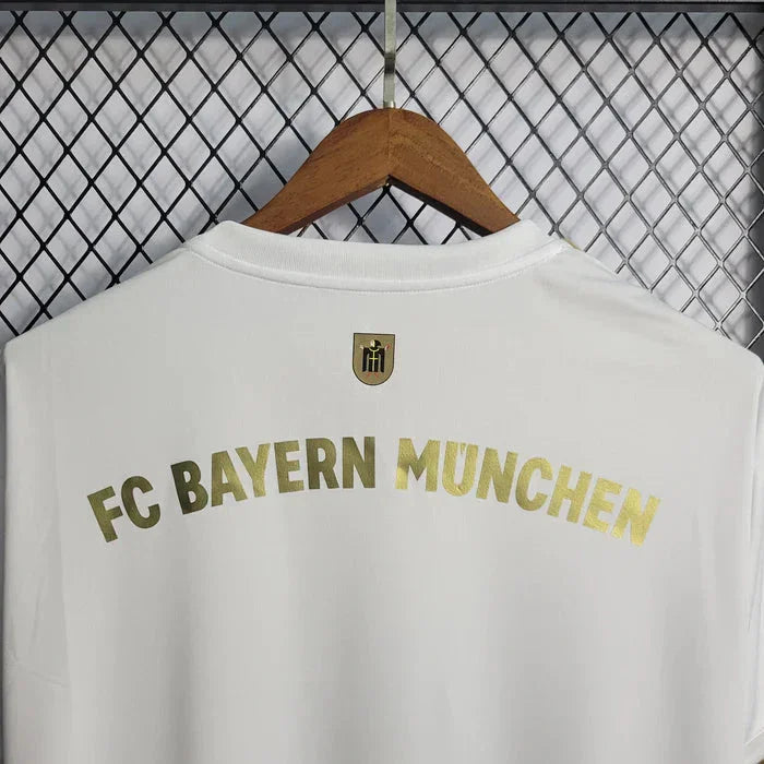Maillot extérieur Bayern Munich 2022-2023, Le 12 -ème Maillot, devant avec logo et motifs bleus et rouges.