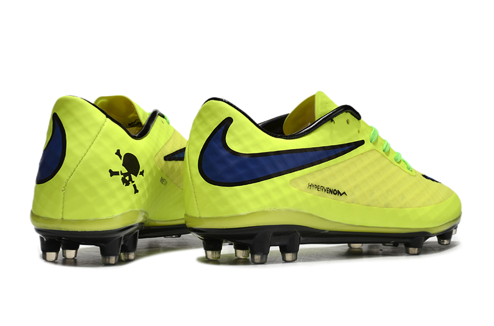 Crampons Hypervenom Phantom de Le 12 -ème Maillot, chaussures de football avec crampons pour terrains en gazon.