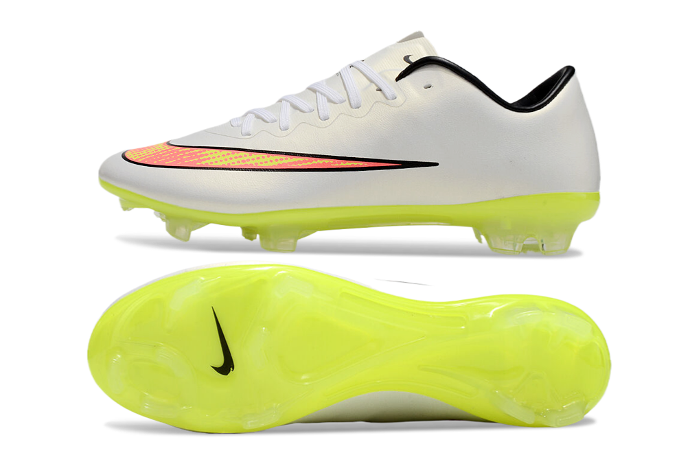 Crampons Mercurial Vapor X de Le 12 -ème Maillot, vue en gros plan montrant la semelle et les pointes pour football.