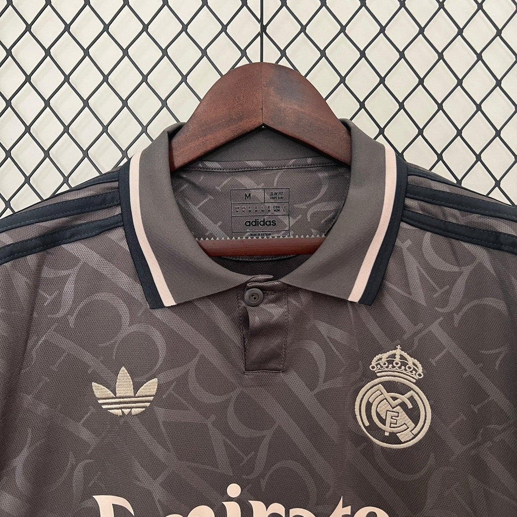 Maillot Real Madrid third noir 2024/25 de la marque Le 12 -ème Maillot, vue de face avec logo et détails du textile noir.