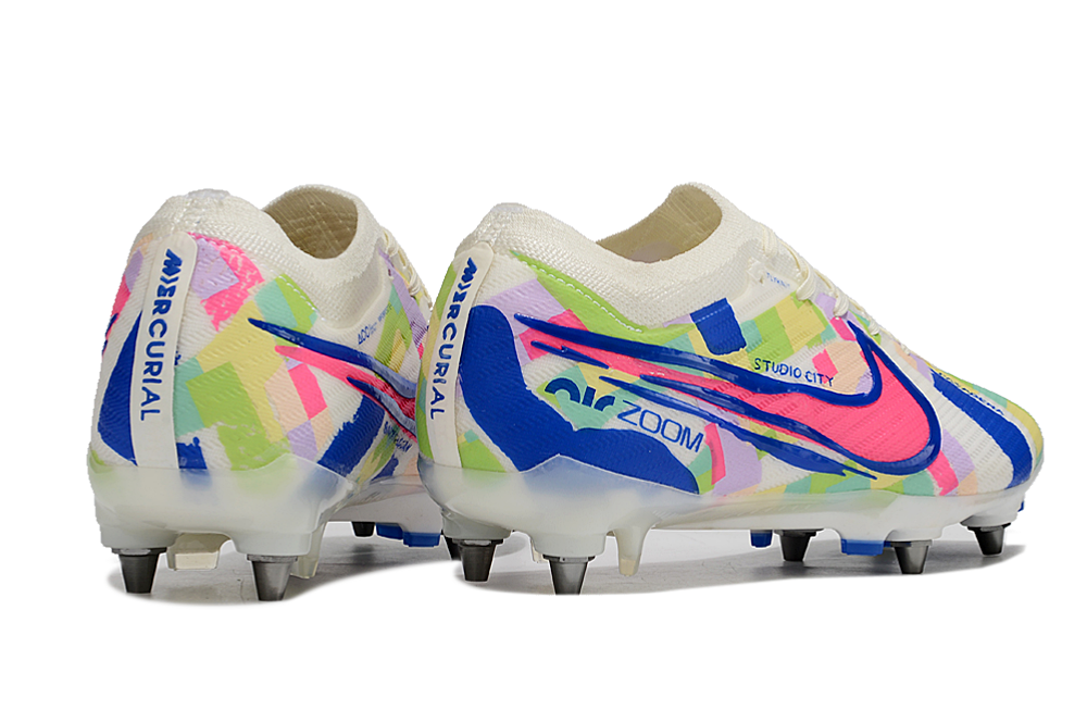 Crampons pour chaussures de football Mercurial Vapor, marque Le 12 -ème Maillot, avec crampons en acier pour traction optimale.