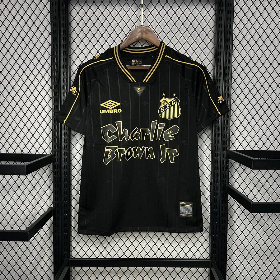 Maillot de football Santos 24/25 Charlie Brown Jr. Le 12 -ème Maillot, maillot jaune avec logo et détails sportifs.