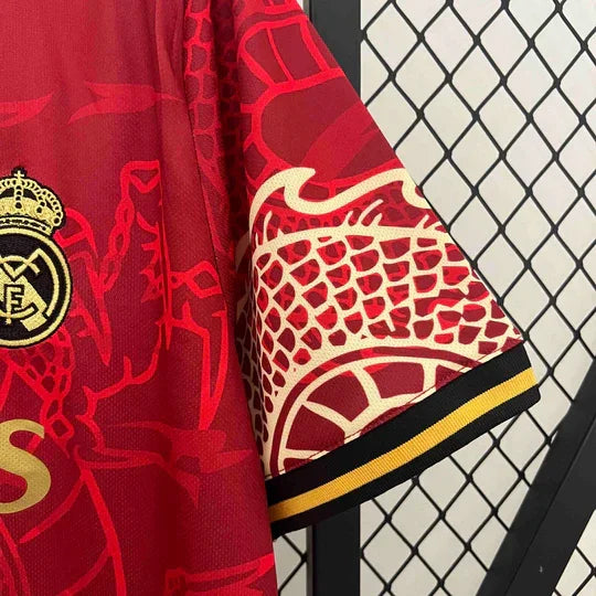 Maillot 2024/25 Real Madrid Concept Dragon Rouge de Le 12-ème Maillot, devant coloré avec logo et motifs de dragons rouges.