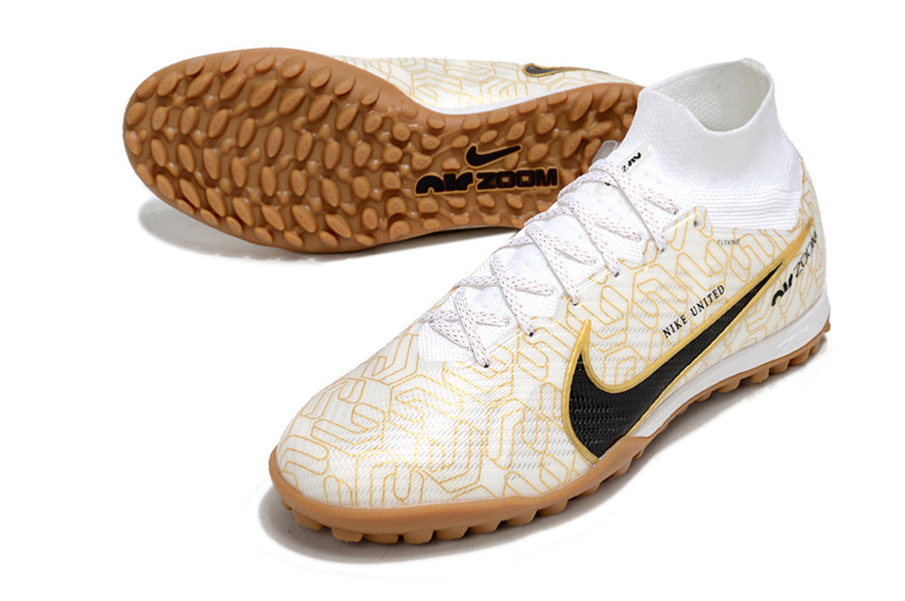 Crampons Mercurial Superfly IX Elite de Le 12 -ème Maillot, vue en gros plan, avec surfaces en métal et détails de fixation.