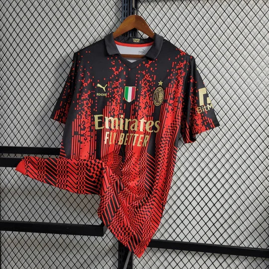 Maillot extérieur AC Milan saison 2023-2024 Le 12 -ème Maillot, maillot de football noir et rouge avec logo sur le devant.