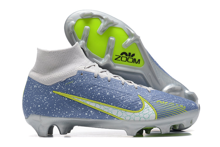 Crampons Mercurial Vapor XV Elite de Le 12 -ème Maillot, vue en gros plan montrant les pointes en acier et la semelle.