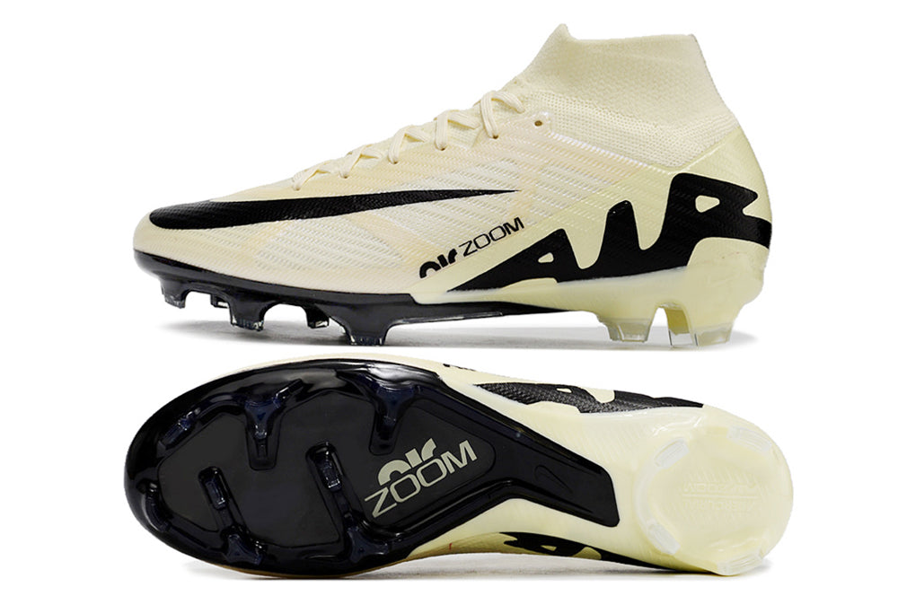 Crampons Mercurial Superfly IX Elite de Le 12 -ème Maillot, vue en gros plan avec pointes en acier pour football.
