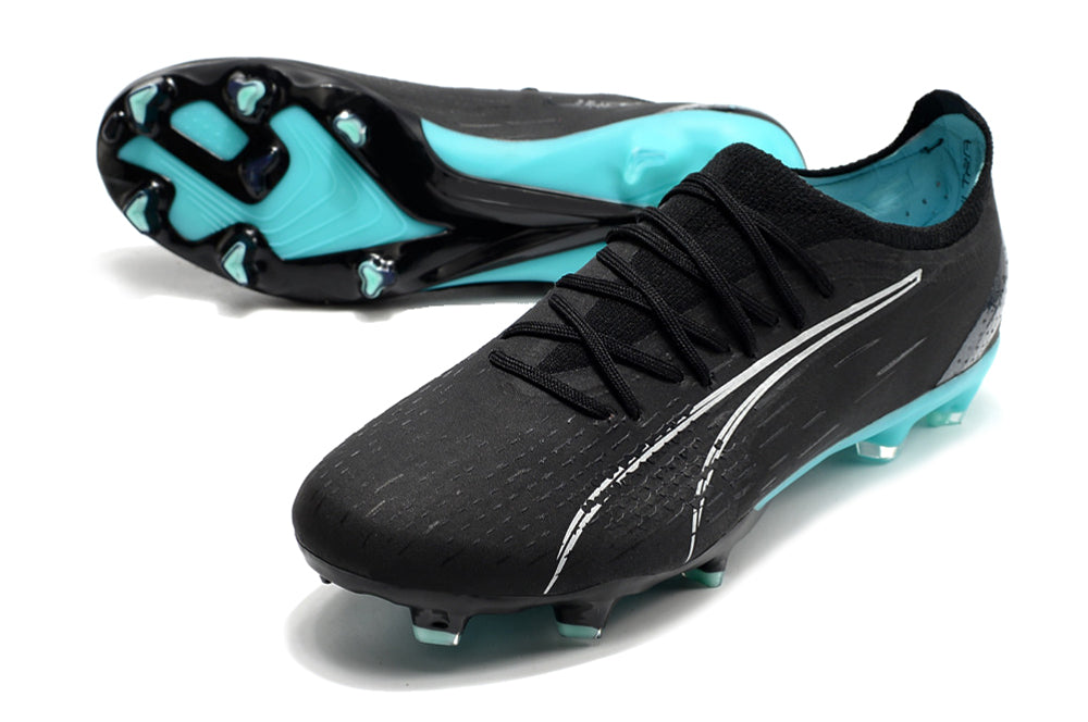 Crampons Ultra Ultimate FG de Le 12 -ème Maillot, montrant la semelle avec pointes en acier pour l'escalade ou le ski.