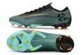 Crampons Mercurial Vapor XII Elite de Le 12 -ème Maillot, montrant les pointes en acier pour l'escalade et la traction sur la roche.