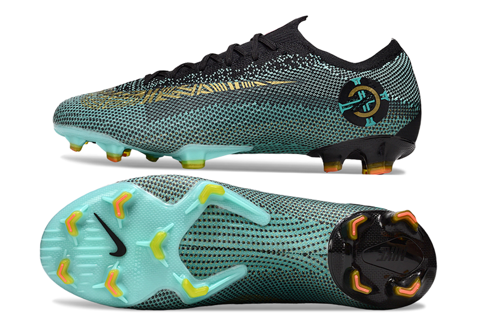 Crampons Mercurial Vapor XII Elite de Le 12 -ème Maillot, montrant les pointes en acier pour l'escalade et la traction sur la roche.
