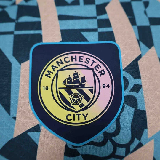 Maillot Manchester City bleu style rétro édition spéciale Le 12-ème Maillot 24-25, vue de face avec logo et détails vintage