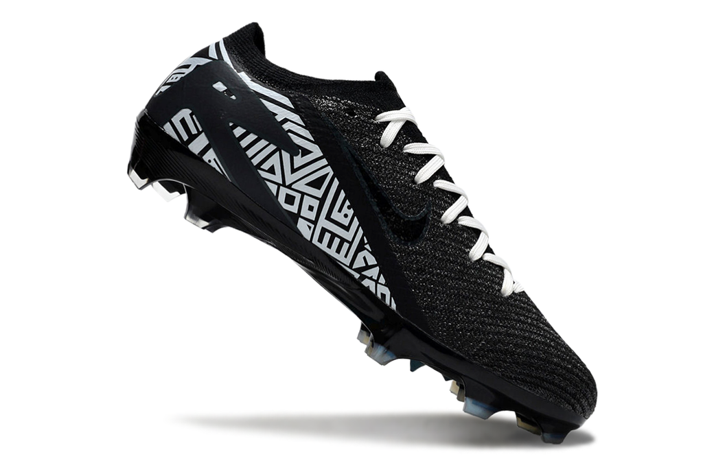 Crampons Mercurial Vapor 16 Elite XXV de Le 12 -ème Maillot, vue en gros plan avec pointes en métal pour football.
