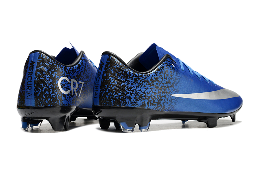 Crampons Mercurial Vapor X de Le 12 -ème Maillot, vue de face avec pointes en acier pour football.