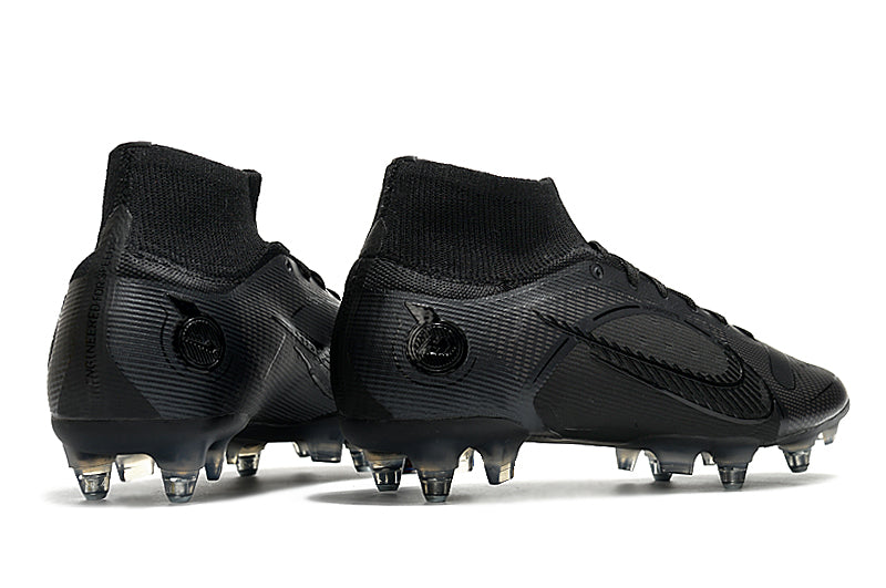 Crampons Mercurial Superfly 8 Elite pour football, chaussures de sport Nike avec studs en métal visibles.