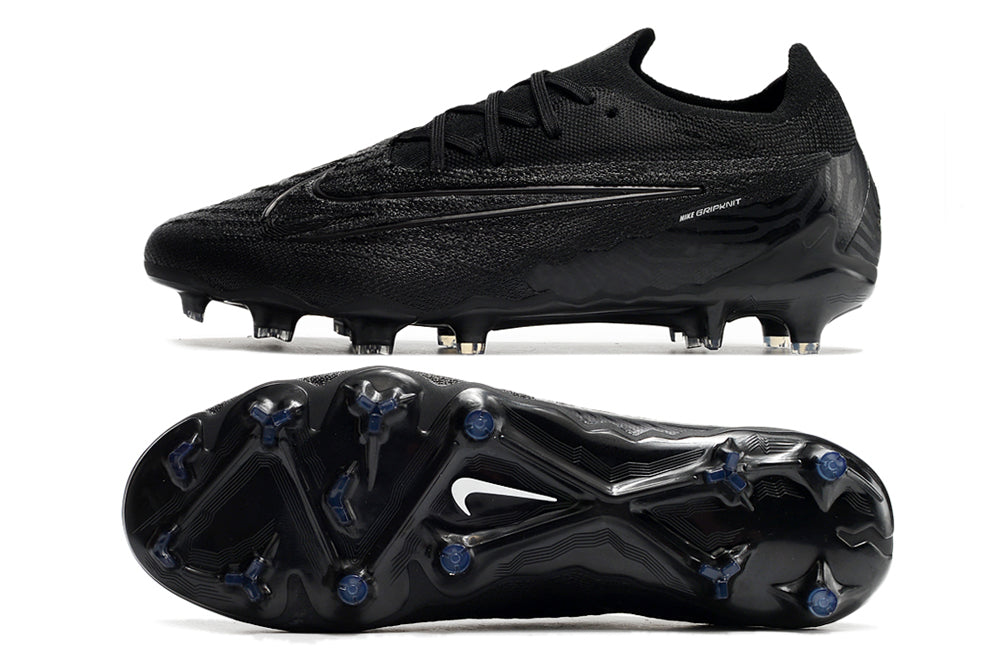 Crampons Phantom GX Elite FG de Le 12 -ème Maillot, fixés sur une paire de chaussures de montagne, pour traction sur terrain dur.