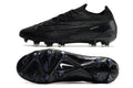 Crampons Phantom GX Elite FG de Le 12 -ème Maillot, fixés sur une paire de chaussures de montagne, pour traction sur terrain dur.