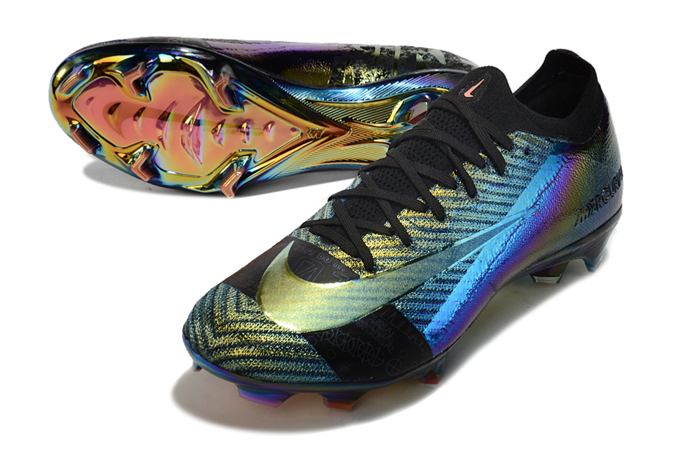 Crampons Mercurial Vapor XV Elite de Le 12 -ème Maillot, vue en gros plan, montrant la semelle et les crampons en acier.