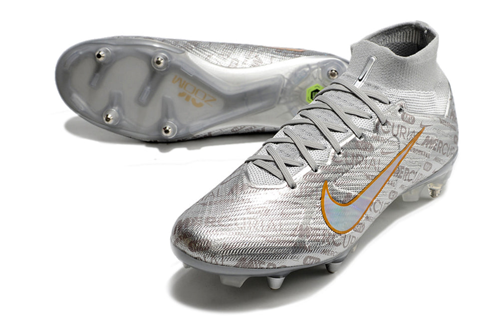 Crampons Mercurial Superfly IX Elite pour football, avec semelles à crampons métalliques et design moderne.