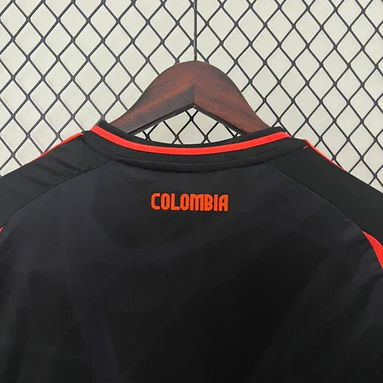 Maillot extérieur de la Colombie 2024/2025 Le 12, maillot de football avec design coloré et logo officiel.