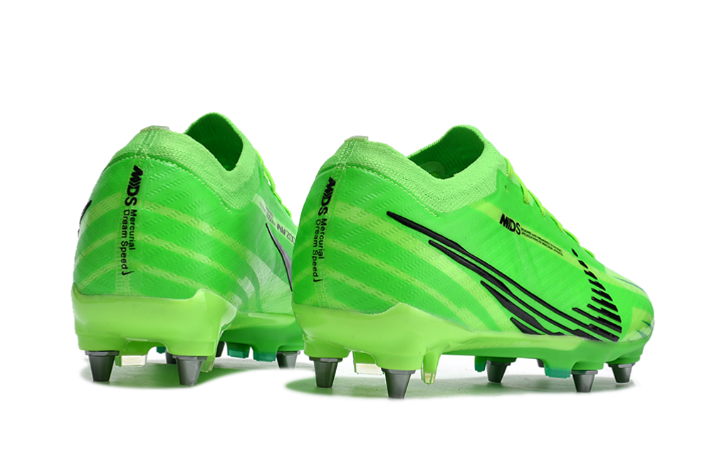 Crampons Mercurial Vapor XV Elite de Le 12 -ème Maillot, vue détaillée avec pointes en acier et design ergonomique