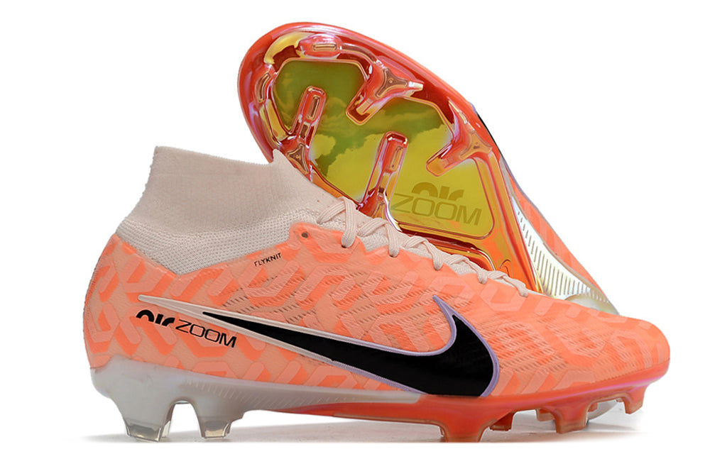 Crampons Mercurial Superfly IX Elite pour football, chaussure de sport avec pointes en métal, vue de profil sur fond neutre