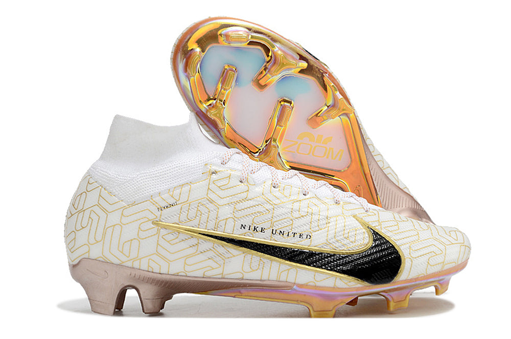Crampons Mercurial Superfly IX Elite de Le 12 -ème Maillot, vue en gros plan avec semelles métalliques et lacets noirs