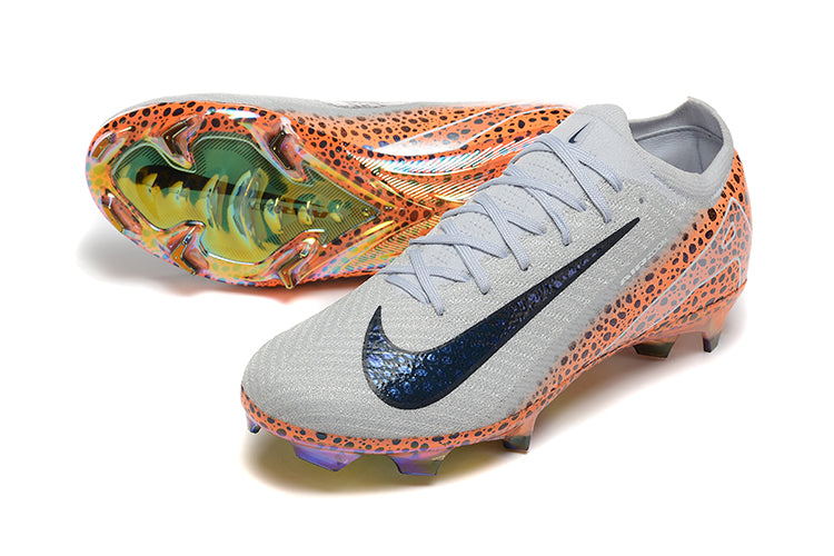 Crampons Mercurial Vapor 16 Elite XXV de la marque Le 12 -ème Maillot, vue en gros plan sur la semelle et les pointes.