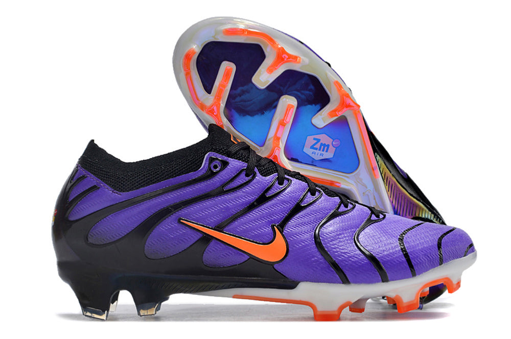 Crampons Mercurial Vapor 15 Elite XXV FG de Le 12 -ème Maillot, vue en gros plan sur la semelle et les crampons.