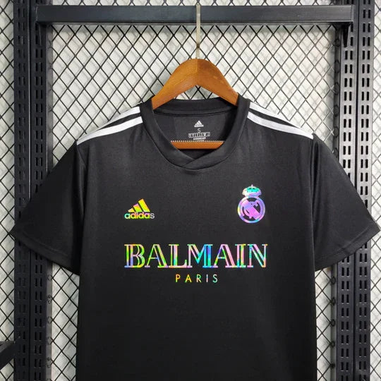Maillot de football Real Madrid Balmain noir 2023 2024, conçu par Le 12 -ème Maillot, vue frontale du maillot.