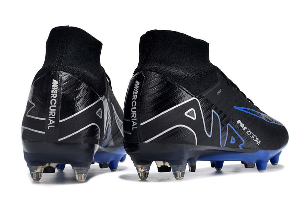 Crampons Mercurial Superfly IX Elite pour football, en caoutchouc noir avec semelles en acier, visibles sur une surface de terrain.