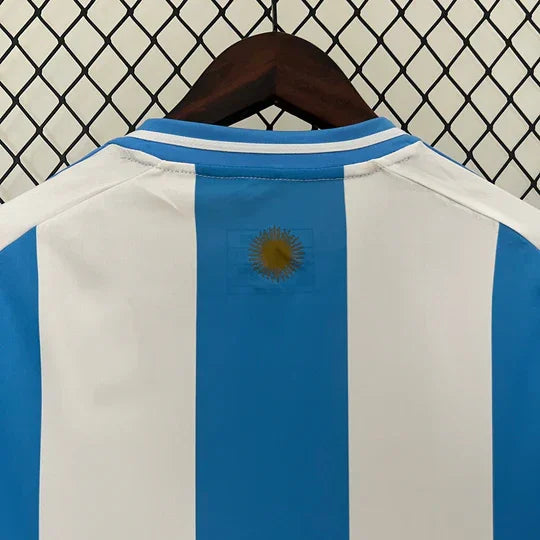 Maillot de football domicile Argentine 2024-2025 Le 12 -ème Maillot, vue du devant avec les couleurs traditionnelles et logo officiel