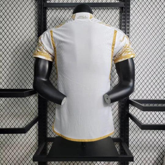 Maillot Real Madrid 2023-2024 édition limitée doré, maillot de football Le 12 -ème Maillot, vue de face sur fond blanc.