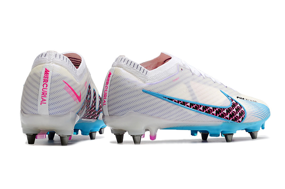 Crampons Mercurial Vapor XV Elite de Le 12 -ème Maillot, montrant les pointes en acier pour une meilleure adhérence sur le terrain.