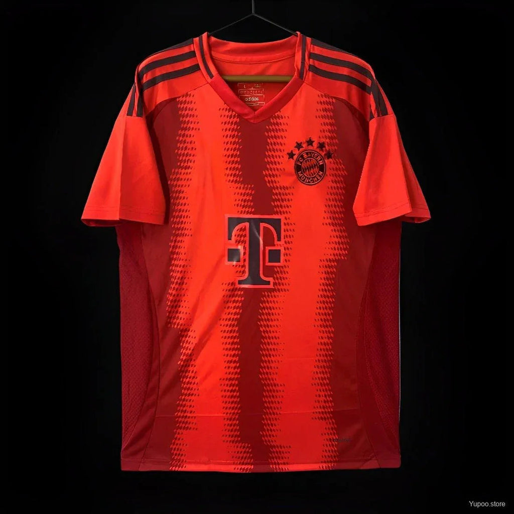 Maillot domicile Bayern Munich 2024/25 de Le 12 -ème Maillot, maillot de football avec le logo du club et couleurs traditionnelles.