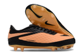 Crampons Hypervenom Élite pour football, montrant les pointes en acier et la fixation ajustable, conçus pour la performance.