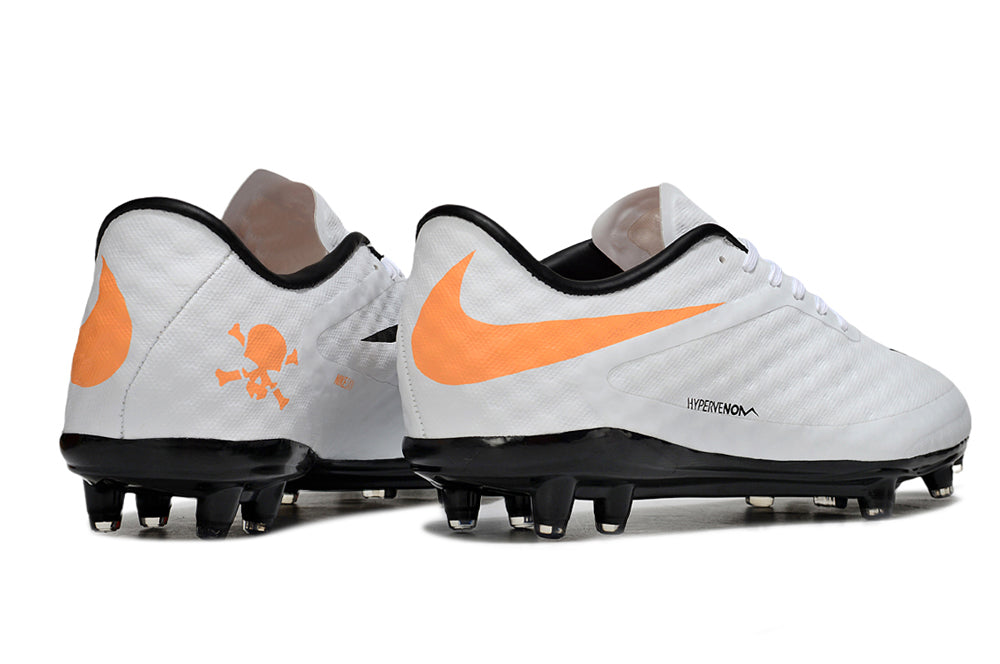 Crampons Hypervenom Phantom de Le 12 -ème Maillot, vue en gros plan, avec pointes en métal pour le football.