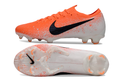 Crampons Mercurial Vapor XII Elite de Le 12 -ème Maillot, vue en gros plan, avec semelles en acier et crampons en métal.