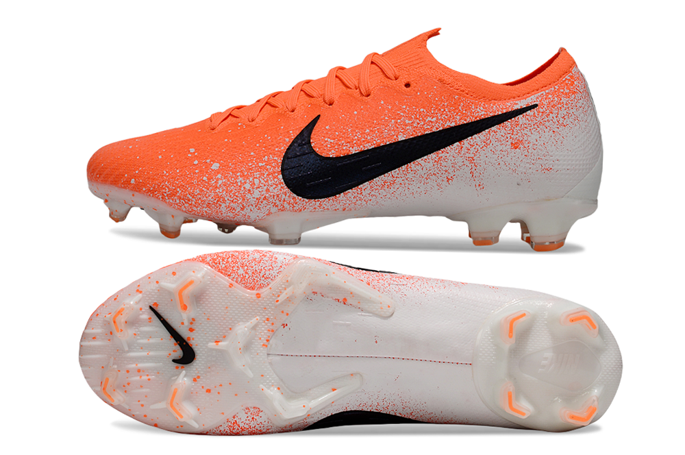 Crampons Mercurial Vapor XII Elite de Le 12 -ème Maillot, vue en gros plan, avec semelles en acier et crampons en métal.