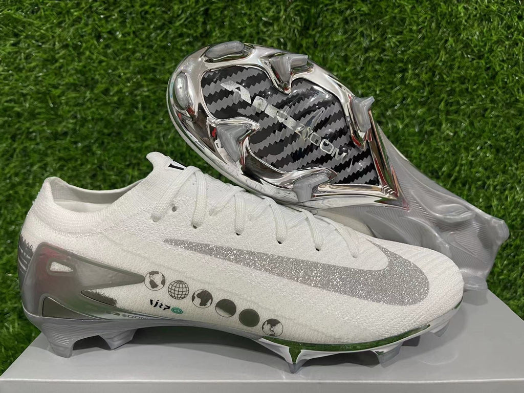 Crampons Mercurial Vapor XV Elite de Le 12 -ème Maillot, vue de face avec crampons en acier pour football.