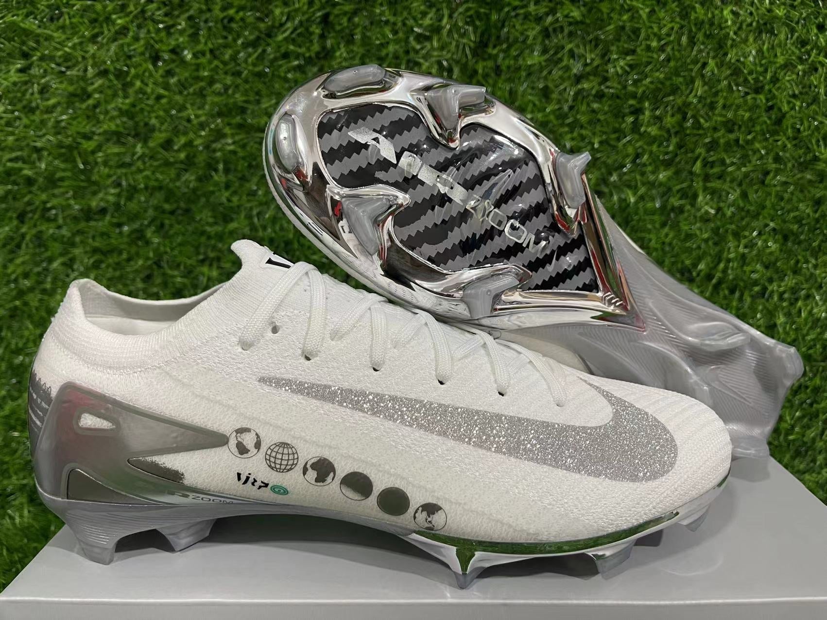 Crampons Mercurial Vapor XV Elite de Le 12 -ème Maillot, vue de face avec crampons en acier pour football.