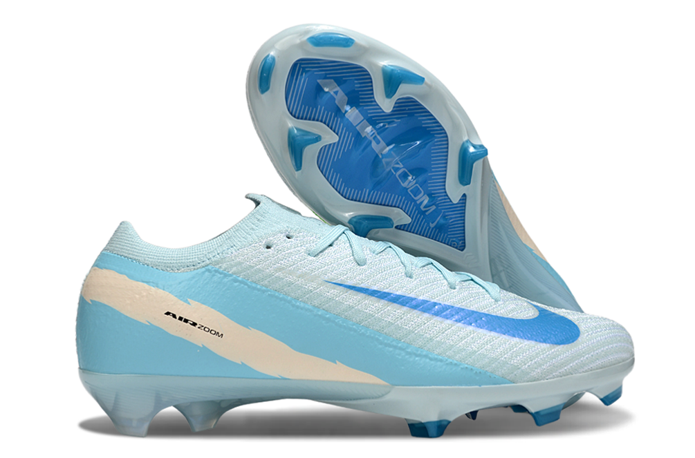 Crampons Mercurial Superfly IX Elite pour football, avec semelles en acier et design performant, en action sur le terrain.
