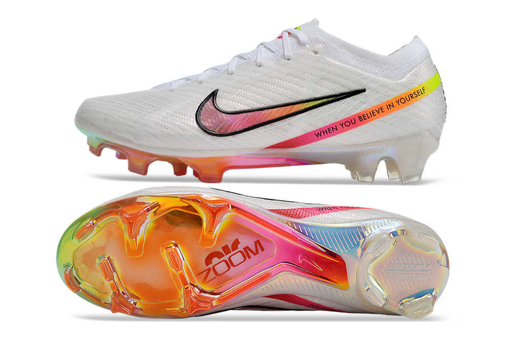 Crampoons Mercurial Vapor 15 Elite XXV FG de la marque Le 12 -ème Maillot, montrant les crampons en caoutchouc et la semelle.