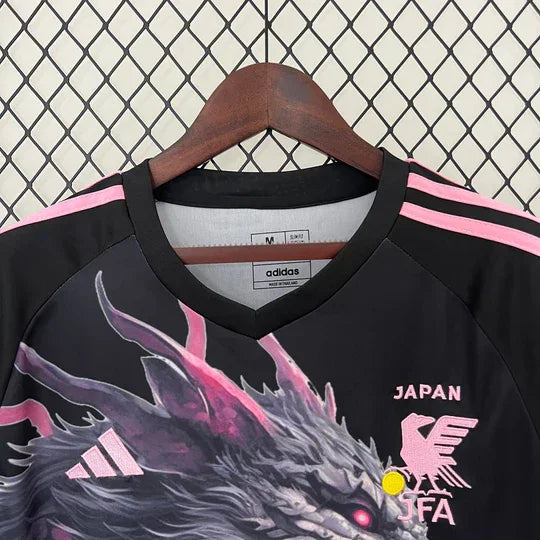 Maillot de football Japon 2023-2024 Le 12, édition spéciale dragon noir et rose, devant avec logo et détails colorés.