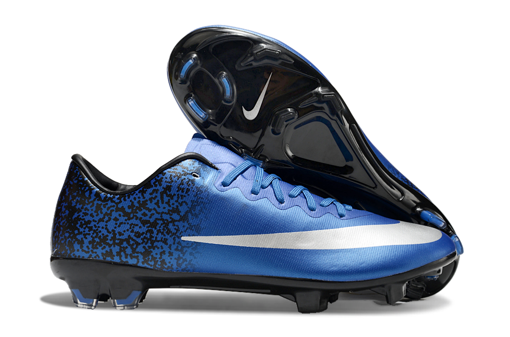 Crampons Mercurial Vapor X de Le 12 -ème Maillot, vue en gros plan montrant les pointes en métal et la semelle.