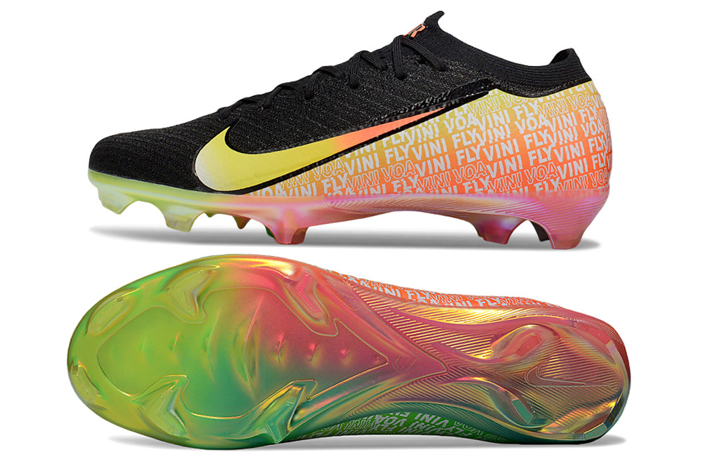 Crampons Mercurial Superfly IX Elite de Le 12 -ème Maillot, vue en gros plan montrant la semelle et les pointes métalliques.