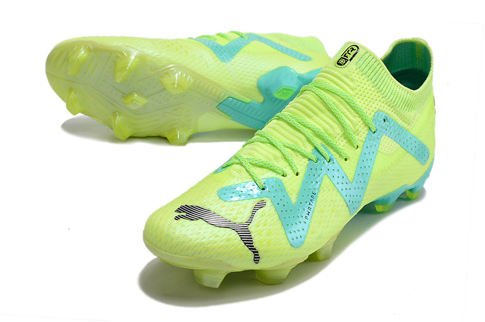 Crampons Future Ultimate FG de Le 12 -ème Maillot, fixation pour football, vue en gros plan sur les crampons en caoutchouc et semelle.