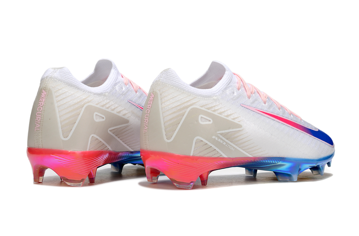 Crampons Mercurial Superfly IX Elite de Le 12 -ème Maillot, vue en gros plan avec pointes en acier pour football.