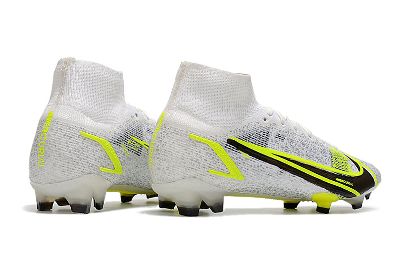 Crampons Superfly 8 Elite de Le 12 -ème Maillot, vue en gros plan montrant les pointes et la structure du produit.