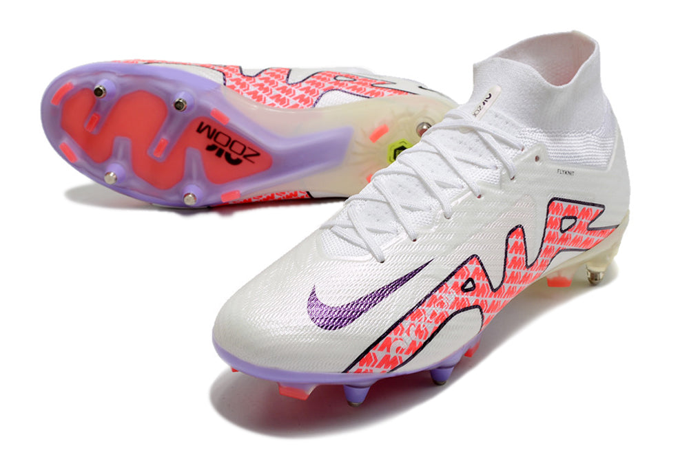 Crampons Mercurial Superfly IX Elite pour football, semelles en acier et design performant, porté par un joueur.